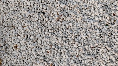 Küçük beyaz çakıl taşları, küçük beyaz taşlı bir şehir çiçek yatağı için dekorasyon, taşlardan arka plan, beyaz arka plan, taş doku, yazı için yer, beyaz renk