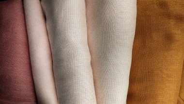 Çok renkli kumaşın arka planı üst görünümü, farklı renklerdeki pamuk kumaşın arka planı, kumaşın arka planı, mağaza rafındaki çok renkli eşarplar, kumaşın renk paleti