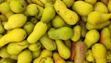 Armutların arka planı, kutudaki armutların üst görüntüsü, yiyeceklerin arka planı, yakın plan yeşil ve sarı armutlar. 