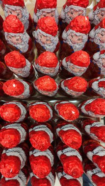 Folyo kaplı çikolata Noel Baba, oyuncak Noel Baba, bir sürü şeker, şeker arka planı, Noel Baba arka planı, Noel şekeri 