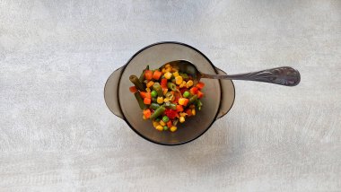 Dilimlenmiş salatalık ve domatesli siyah tabak, vejetaryen kahvaltısı, salatalık ve domates kahvaltısı, dokuma masasında sebzeli tabağın üst görüntüsü, yemek arkaplanı. 