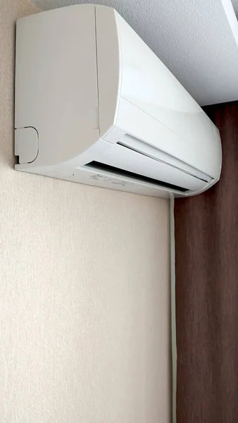 Airconditioner Tegen Achtergrond Van Een Beige Wand Bruine Gordijnen Witte — Stockfoto