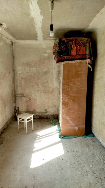 Widok Opuszczonego Pustego Pokoju Szafą Stołkiem Przygotowanie Remontu Mieszkania Demontaż — Zdjęcie stockowe
