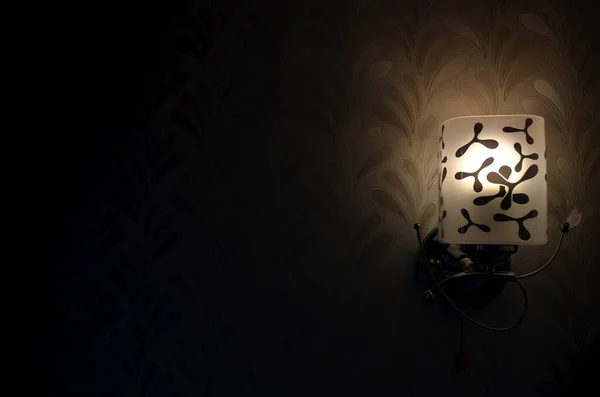 Mörk Plats För Text Nära Lampan Lampa Väggen Ljus Från — Stockfoto