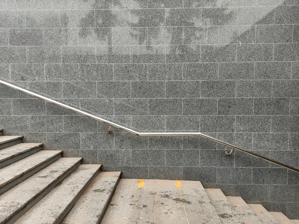 Vista Parede Granito Passagem Inferior Corrimão Nas Escadas Reflexo Parede — Fotografia de Stock