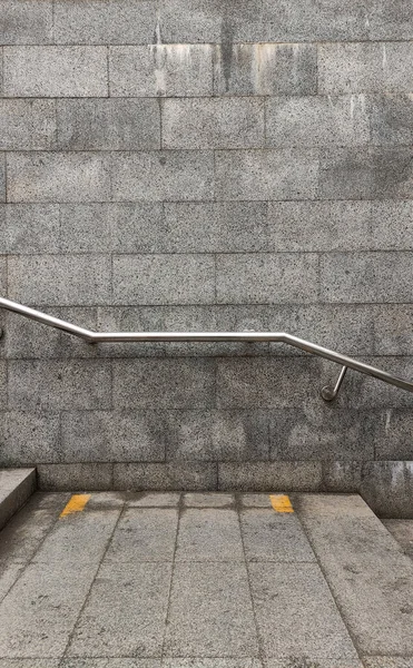 Vista Parede Granito Passagem Inferior Corrimão Nas Escadas Reflexo Parede — Fotografia de Stock
