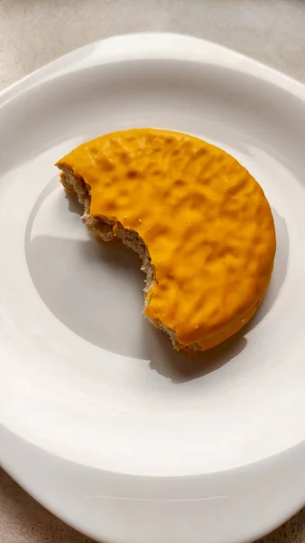 Gelbe Kekse Auf Einem Teller Gebissene Kekse Auf Einem Weißen — Stockfoto