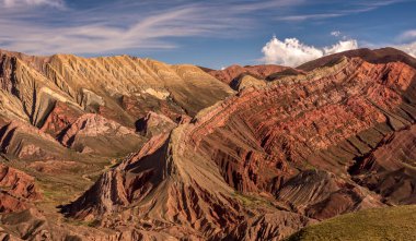 14 renk dağının (cerro de los 14 renk) panoramik görüntüsü, Quebrada de Humahuaca, Jujuy Eyaleti, Arjantin 'de Hornocal olarak da bilinir.