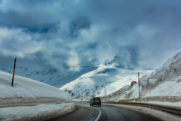 Δρόμος Ένα Αυτοκίνητο Και Πολύ Χιόνι Στις Άλπεις Ελβετία Ευρώπη — Φωτογραφία Αρχείου