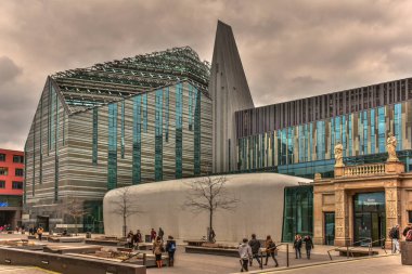 Almanya, Avrupa 'da bulutlu bir günde mavi ve gri renkli Leipzig Üniversitesi' nden modern bina.