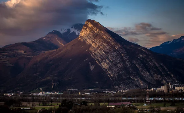 Sista Nyanser Sol Ett Berg Nära Grenoble Med Molnig Dag — Stockfoto