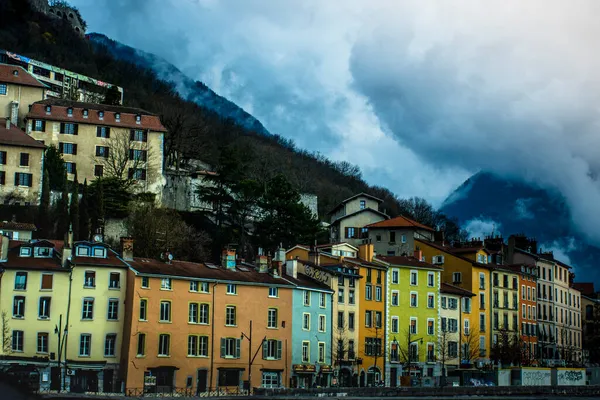Gebouwen Met Verschillende Kleuren Een Berg Een Bewolkte Dag Grenoble — Stockfoto