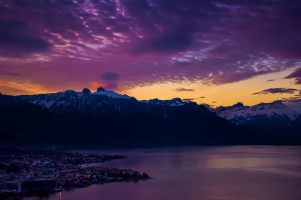 瑞士日内瓦湖蒙特勒市和莱曼湖沿岸的清晨天空 — 图库照片