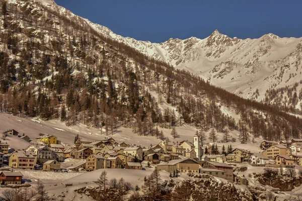 Kleine Stadt Auf Dem Gipfel Eines Verschneiten Berges Der Schweiz — Stockfoto