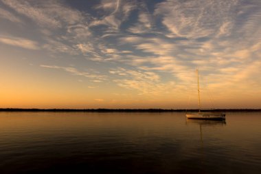 Uruguay Nehri 'nde günbatımında demirli yelkenli. Coln, Entre Ros, Arjantin