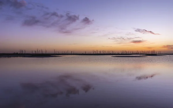 Klarer Bunter Horizont Und Spiegelglattes Wasser Bei Sonnenuntergang Mit Einigen — Stockfoto