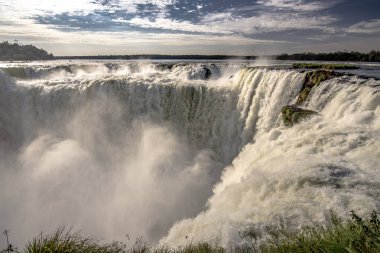 Güney Amrica 'daki İguaz Şelaleleri' nin Arjantin tarafından Devils Throat 'un (Garganta del Diablo) ana görüntüsü. Iguaz Ulusal Parkı.