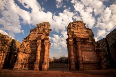 San Ignacios Jesuitic Harabeleri 'nin ana kapısı, San Ignacio City, Misiones, Arjantin ve mavi bulutlu gökyüzü.
