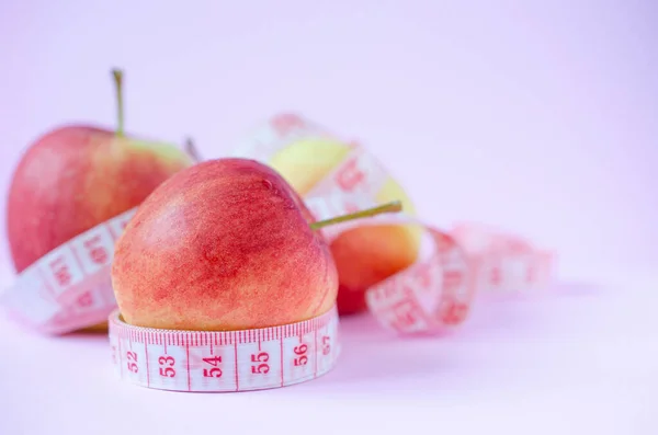 Κλειστά Φρέσκα Κόκκινα Φρούτα Μήλου Ταινία Μέτρησης Σώματος Μαλακό Ροζ Εικόνα Αρχείου