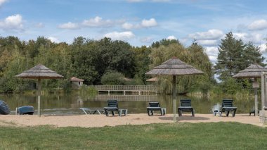 Güneşli bir gölün karşısına bakıyorum.