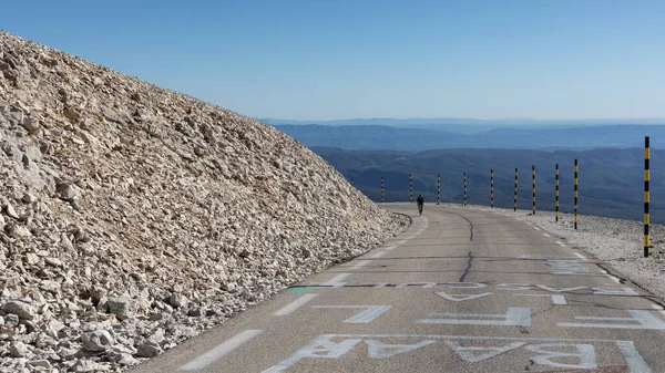 Ensamstående Cyklist Klättrar Till Toppen Mont Ventoux — Stockfoto