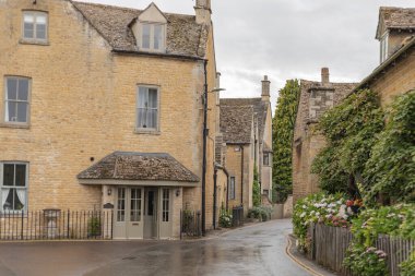 Cotswold 'daki eski kır evleri sokağı.
