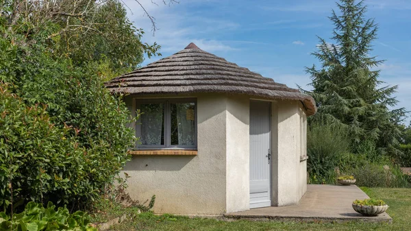 Cabana Pequena Com Uma Porta Cinza Telhado Grama — Fotografia de Stock
