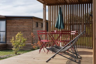 Bina beyaza boyanmış ve yan tarafında üzüm bağı var.