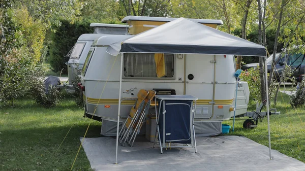 Pequena Caravana Reboque Branca Cinza Amarela Com Dossel Espreguiçadeiras — Fotografia de Stock