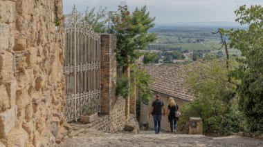 Süslü kilise, açık mavi gökyüzüne karşı Güney Fransa 'da saatle doludur.