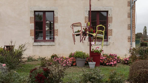 Cadeiras Suspensas Poste Pintado Vermelho Fora Uma Casa França — Fotografia de Stock