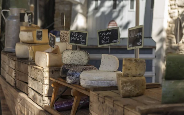 Verschillende Geitenkaas Vorm Van Een Wiel Koop Een Lokale Ambachtelijke — Stockfoto