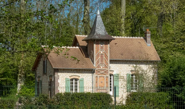 Vreemd Oud Frans Huis Met Lichtgroene Luiken Een Toren Genesteld — Stockfoto
