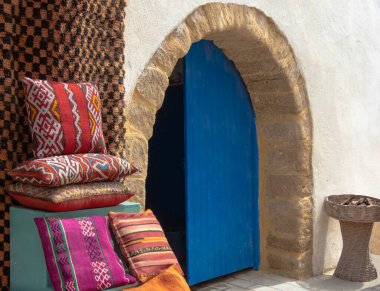 Mavi kapılı ve yastıklı kemer yolu