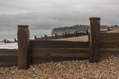 Fırtınalı bir günde, İngiltere 'de bir kumsalda, tahta dalgalara bakarken...