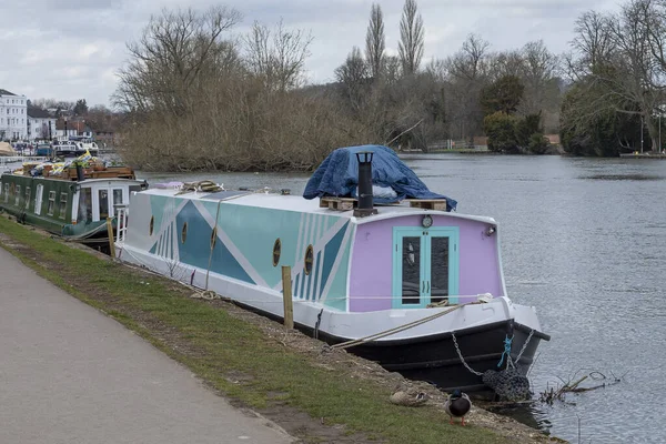 Pink Blue Green Painted Narrow Boat Seen Front Moored River — Stock Photo, Image