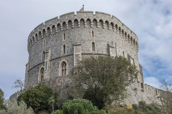 Kraliçe Elizabeth Windsor 'daki İngiltere' de yüksek duvarları ve Windsor 'daki büyük parkı yönetiyor.