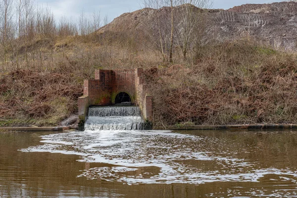 Wasser Fließt Vom Land Durch Eine Gemauerte Struktur Und Ein — Stockfoto