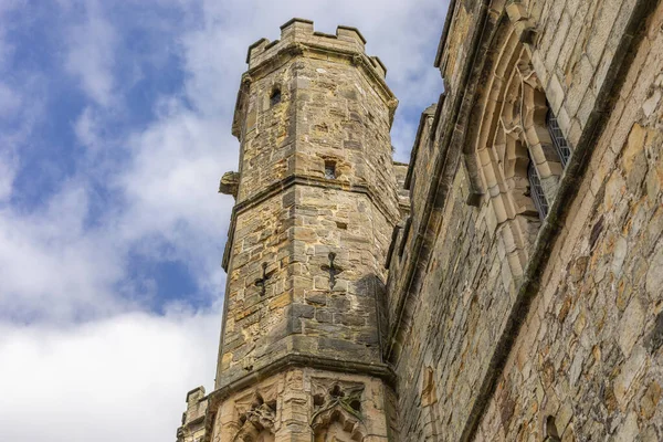 Looking Upwards Tower Made Honey Coloured Stone Blue Cloudy Sky — Stock Photo, Image