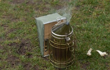 Hortumdan çıkan dumanla birlikte sigara içen arı yetiştiricilerine yakın durun.