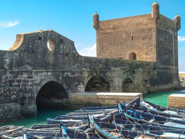 Köprü ve Portekiz kulesi Fas limanında sakin bir deniz ve güzel mavi gökyüzü.