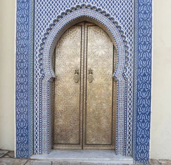 Porta Arco Decorata Dorata Blu Nella Città Marocchina Modelli Incorporati — Foto Stock