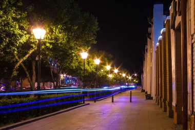 Pervomayskaya Caddesi 'ndeki aydınlık sokağa gece manzarası, Tyumen, Rusya