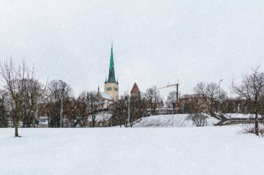Karlı kış gününde Tallinn Eski Kasabası 'nın arka plan ve kulelerinin panoramik manzarası, Estonya