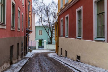 Pikk Caddesi ile Sulevimagi Caddesi arasındaki, Tallinn Eski Kasabası, Estonya 'nın bulutlu kış gününün manzarası.