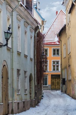 Vaimu Caddesi 'ndeki apartmanların manzarası kış günü bulutlu, Tallinn Eski Kasabası, Estonya