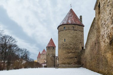 Karlı kış gününde Tallinn Eski Kasabası 'nın duvarları ve kulelerinin manzarası, Estonya
