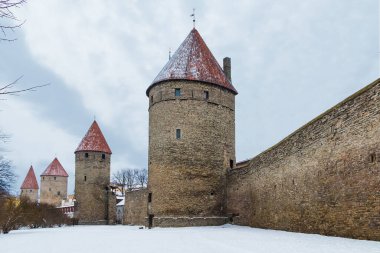 Karlı kış gününde Tallinn Eski Kasabası 'nın duvarları ve kulelerinin manzarası, Estonya
