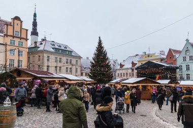 Tallinn, Estonya - 25 Aralık 2018: Tallinn Eski Kasabası 'ndaki Kasaba Meydanı' nın panoramik manzarası