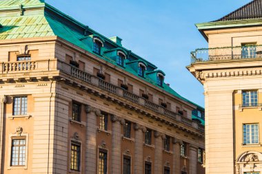 Güneşli bir günde Stockholm, İsveç 'te iki tarihi binanın alçak açılı görüntüsü